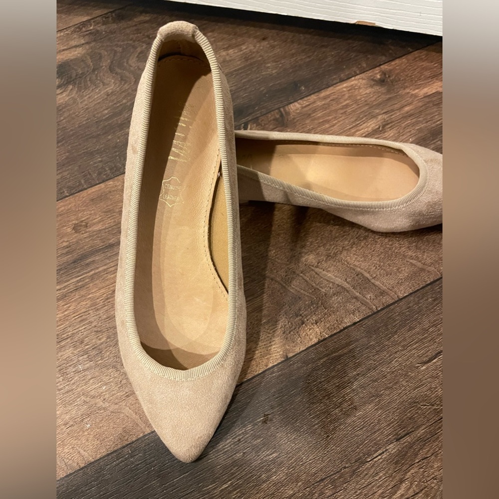 EUC Mi,iM CREAM GENUINE LEATHER POINTY FLATS SIZE 6‎